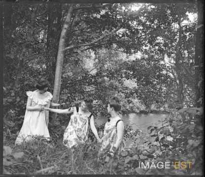 Trois femmes au bord d'un étang (Bouxières-aux-Chênes)